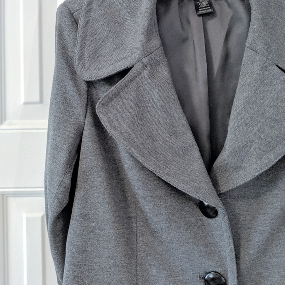 Classic Lined Three-Button Jacket - Picture 4 of 7